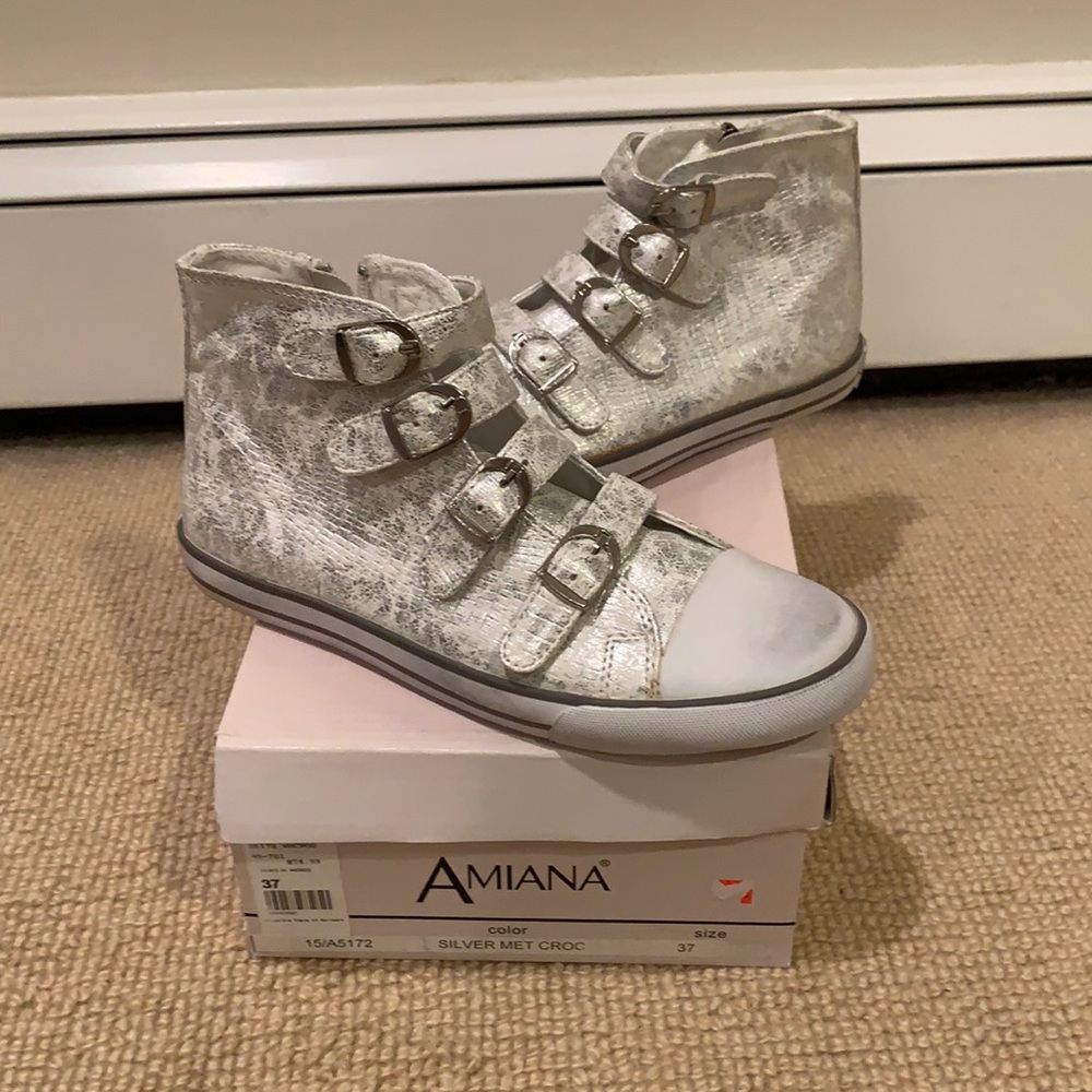 Girl’s Size 37 Amiana sneakers.  New in box.
